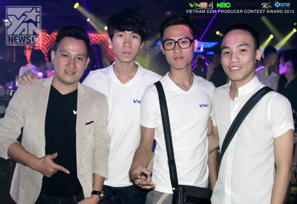 
	
	Admin Amenking chụp hình lưu niệm cùng DJ Quân Mùa Xuân, DJ Linh Ku và DJ Dsmall